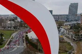 Balon stratosferyczny z biało-czerwoną flagą w Rzeszowie