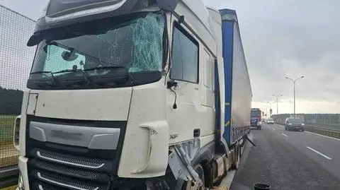 49-latek na podwójnym gazie. Uderzył ciężarówką w barierki na S3