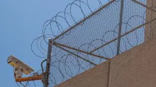 Osadzeni próbowali uciec z aresztu, przepiłowali kraty w oknie i wyszli na dach