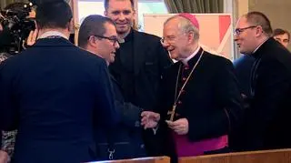 Marek Jędraszewski odmawia rozmowy z reporterami "Czarno na białym"