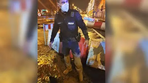 Chciał skrócić sobie drogę, ugrzązł w błocie po szyję