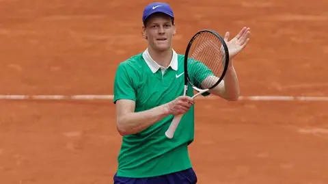 Sinner pewnym krokiem w ćwierćfinale