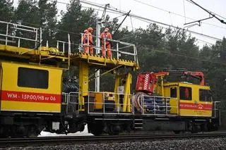 PUŁAWY ZERWANA SIEĆ TRAKCYJNA NAD TORAMI