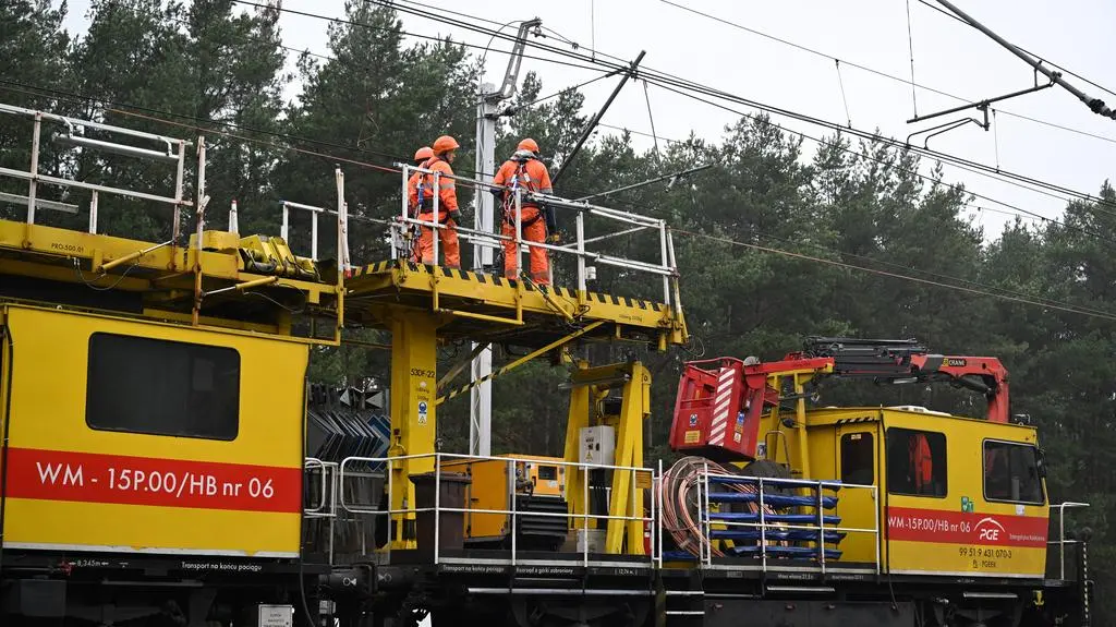 PUŁAWY ZERWANA SIEĆ TRAKCYJNA NAD TORAMI