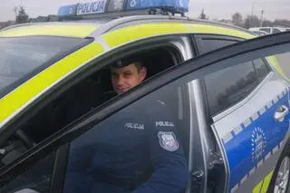 Dzielnicowy wracał akurat ze służby. Jechał prywatnym autem. Tutaj w radiowozie 