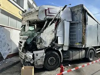 Ciężarówka uderzyła w ścianę budynku