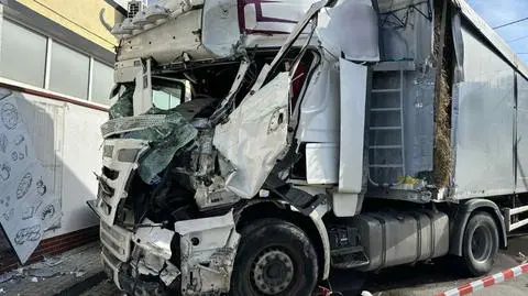 Ciężarówka uderzyła w ścianę budynku