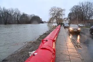 Przekroczenie stanu alarmowego na rzece Elbląg w Elblągu