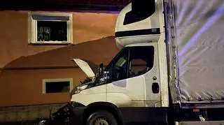 Iveco uderzyło w budynek, kierowca ukarany mandatem
