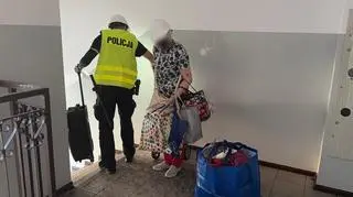 Działania policji na miejscu pożaru w Ząbkach