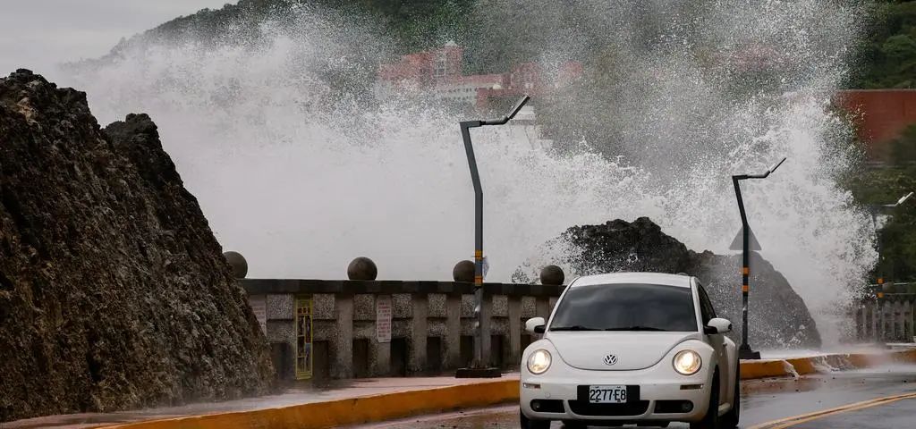 Kolejne ewakuacje i zamknięte szkoły. Jest apel, by nie wychodzić na plaże