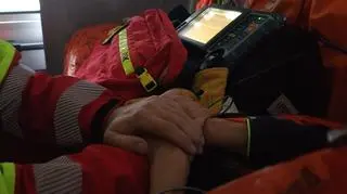 Skrajnie wychłodzony turysta w górach