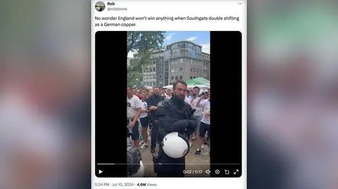 Angielscy kibice otoczyli policjanta. "Był bardzo podobny do trenera"