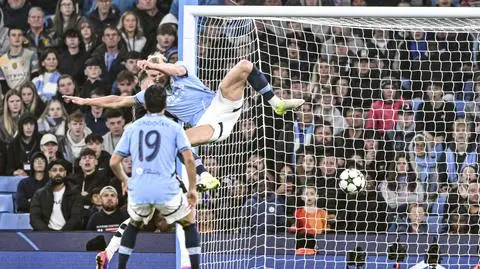 Akrobatyczny gol Haalanda ozdobą meczu w Manchesterze. Niespodzianki w Madrycie i Lizbonie