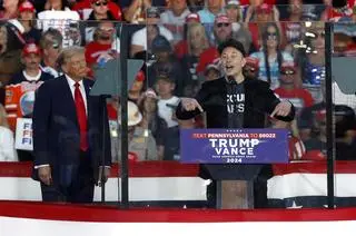 Elon Musk na wiecu Donalda Trumpa, w którego kampanię się angażuje.