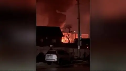 "Potężne eksplozje i pożar, zapaliły się zbiorniki". Atak na rosyjską bazę paliwową