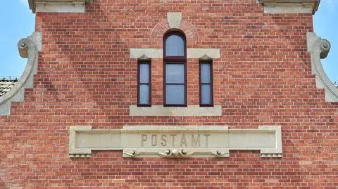 Gdańsk, Podwale Grodzkie, budynek dawnej poczty przy Dworcu Głownym z odtworzonym napisem "Postamt"