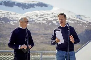 Premier Norwegii Jonas Gahr Stoere i szef NATO Mark Rutte
