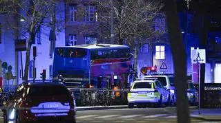 Według wstępnych informacji, autobus komunikacji miejskiej uderzył w przystanek autobusowy