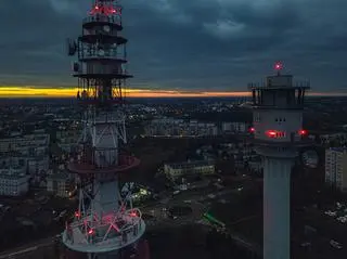 Wieże wieczorową porą