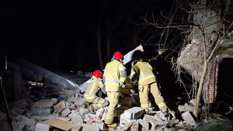 Strażacy przeszukują gruzowisko