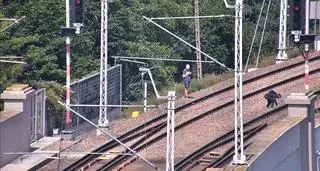 Niebezpieczne zachowanie nastolatków na torach