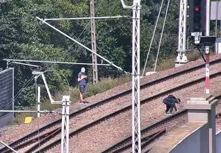Kładli kamienie na torach i "wyczekiwali efektów"
