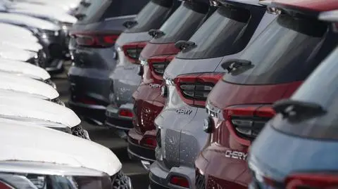 chinskie samochody - Vladimir Tretyakov shutterstock_2223017145