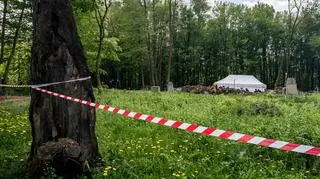 Prace ekshumacyjne w dawnej wsi Puźniki w Ukrainie