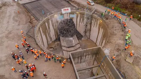 Tarcza Faustyna na powierzchni. "Łódzkie metro" na półmetku