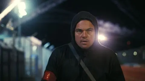 Leonardo DiCaprio w filmie "Jedna bitwa po drugiej" reż. Paul Thomas Anderson