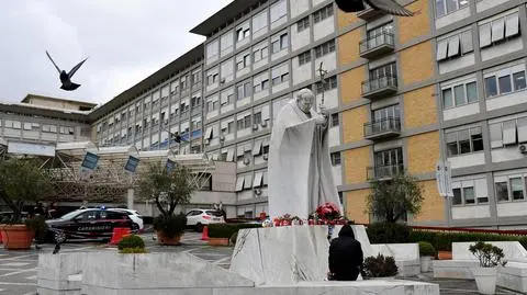 Papież Franciszek rozpoczął leczenie w szpitalu