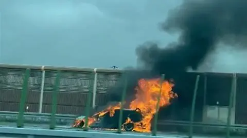 Auto w płomieniach na A1