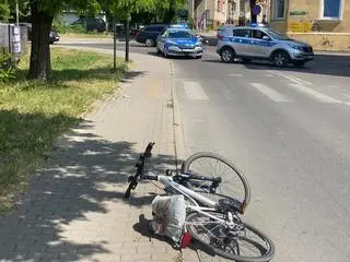 Wjechał rowerem w pieszą na przejściu. Trafił do szpitala