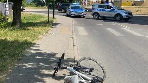 Wjechał rowerem w pieszą na przejściu. Trafił do szpitala