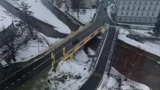 Nowy most w Stroniu Śląskim, obok po prawej tymczasowa przeprawa zbudowana po powodzi