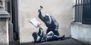 Mural Banksy'ego na budynku sądu w Londynie