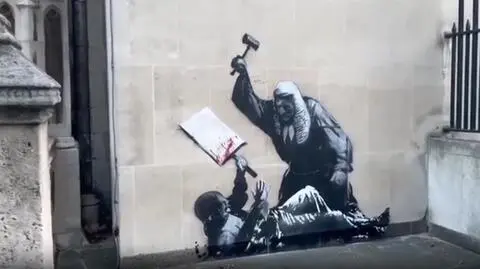 Mural Banksy'ego na budynku sądu w Londynie