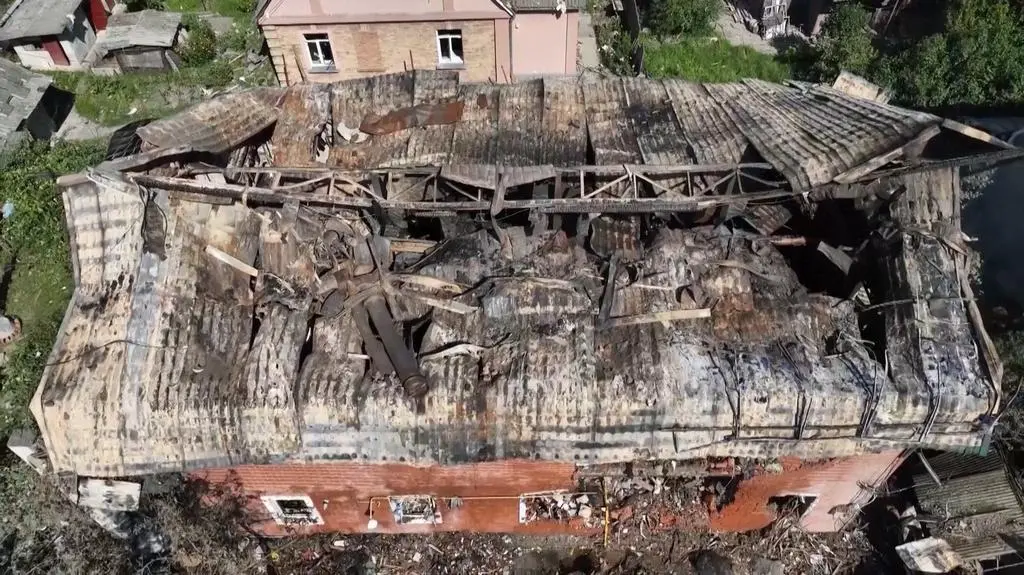 Zniszczenia po rosyjskim ataku na Kijów
