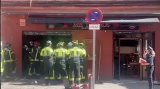 Służby na miejscu wybuchu w kawiarni w Madrycie