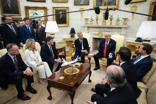 Mark Carney i Donald Trump w Gabinecie Owalnym