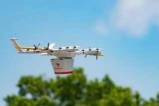 USA. Dron firmy Wing współpracującej z DoorDash dostarcza jedzenie w Charlotte