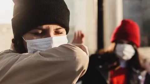 Jeśli ktoś celowo na ciebie kaszle lub pluje, możesz powiadomić służby