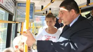 Kontrolerom towarzyszyły piękne hostessy