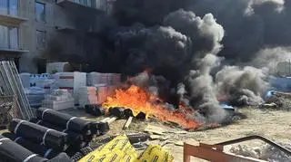 Pożar na placu budowy, poszkodowany operator