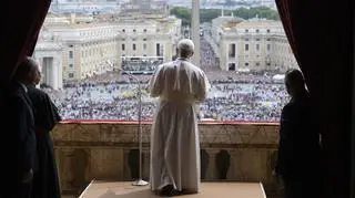 Papież Leon XIV prowadzi modlitwę Regina Coeli