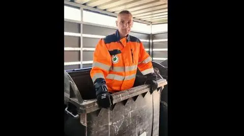 Burmistrz Kleczewa w kontenerze na śmieci