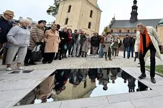 "Niebo Kielc" - po prawej autor instalacji Marek Cecuła 