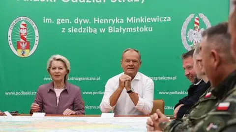 Premier Donald Tusk oraz przewodnicząca Komisji Europejskiej Ursula von der Leyen podczas odprawy z kadrą dowódczą Wojska Polskiego i Straży Granicznej w placówce SG w Krynkach