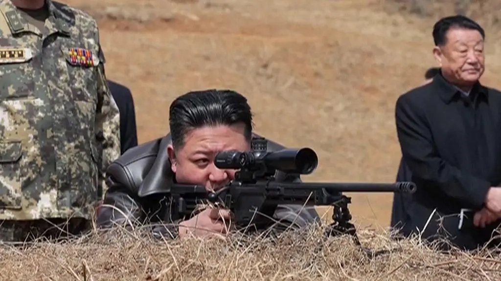 Kim Dzong Un testuje nowy karabin